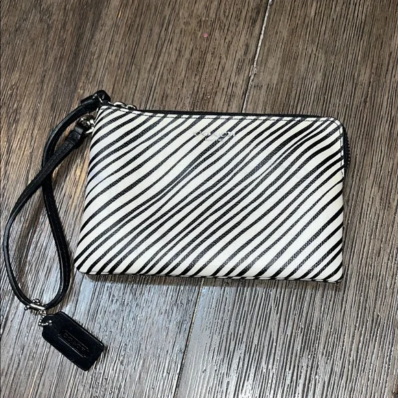 EUC Coach Leather Wristlet Clutch - Picture 3 of 8